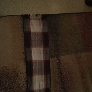 Plaid scarf with fringed edges